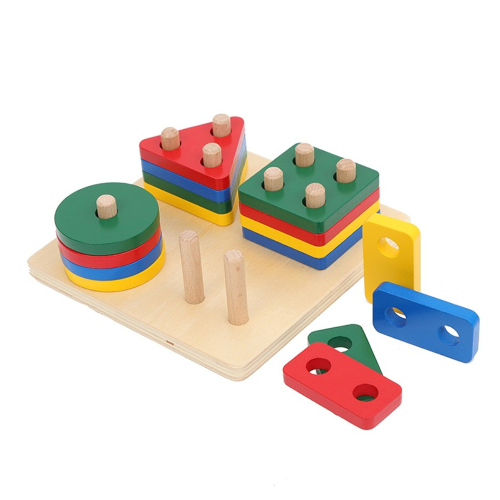 Enfant de 2 ans manipulant les pièces colorées du jeu Géoformes pour développer sa motricité fine