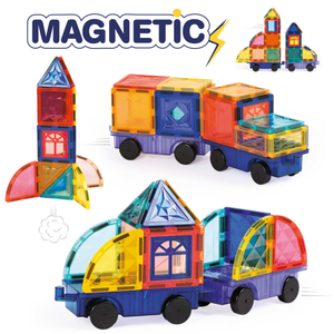 Jeu de construction magnétique pour enfants assemblant des véhicules en 3D