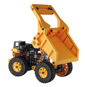 Enfant assemblant le camion benne avec l'application 3D