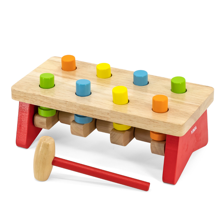 Enfant manipulant le marteau en bois Viga Toys pour développer sa motricité fine