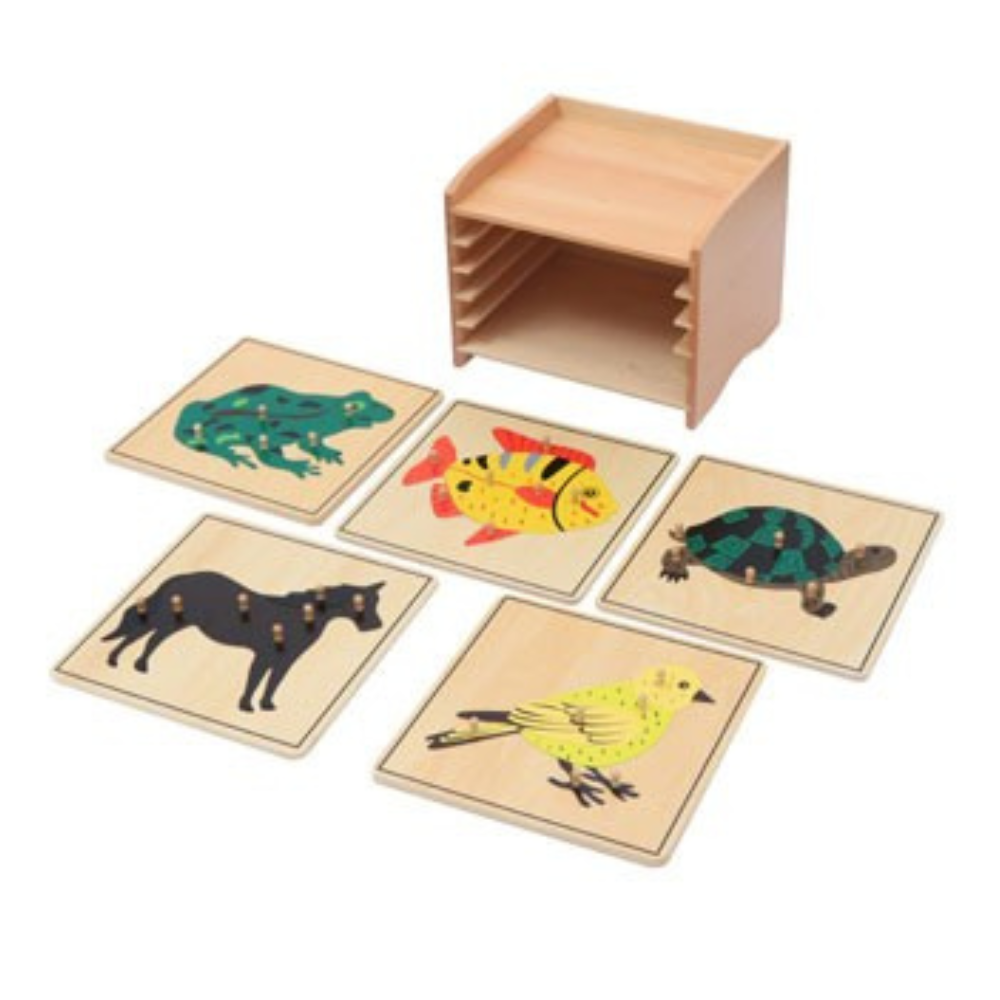 Cabinet en bois naturel avec 5 puzzles d'animaux colorés disposés sur les étagères.