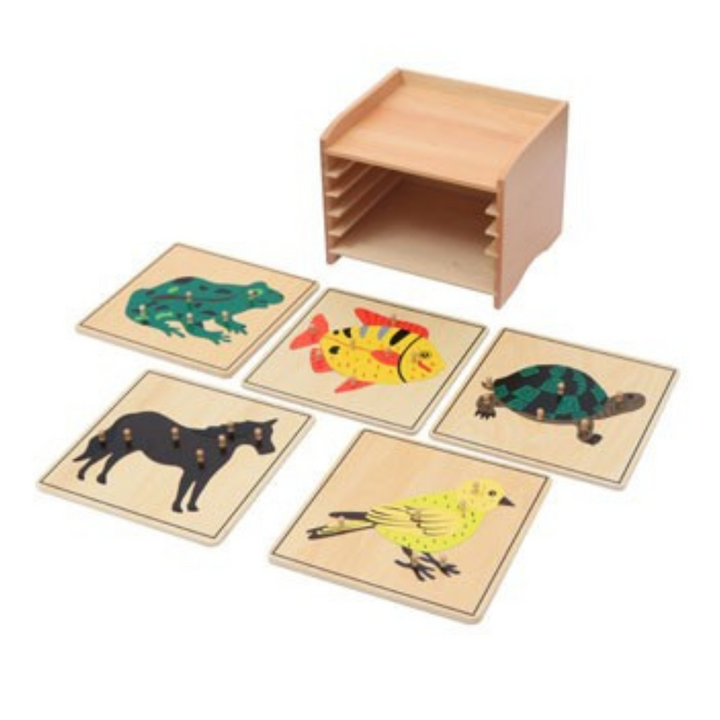 Cabinet en bois naturel avec 5 puzzles d'animaux colorés disposés sur les étagères.
