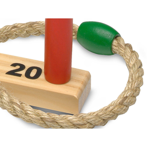 Enfants en pleine action avec le jeu Rings Stick en extérieur, renforçant la concentration