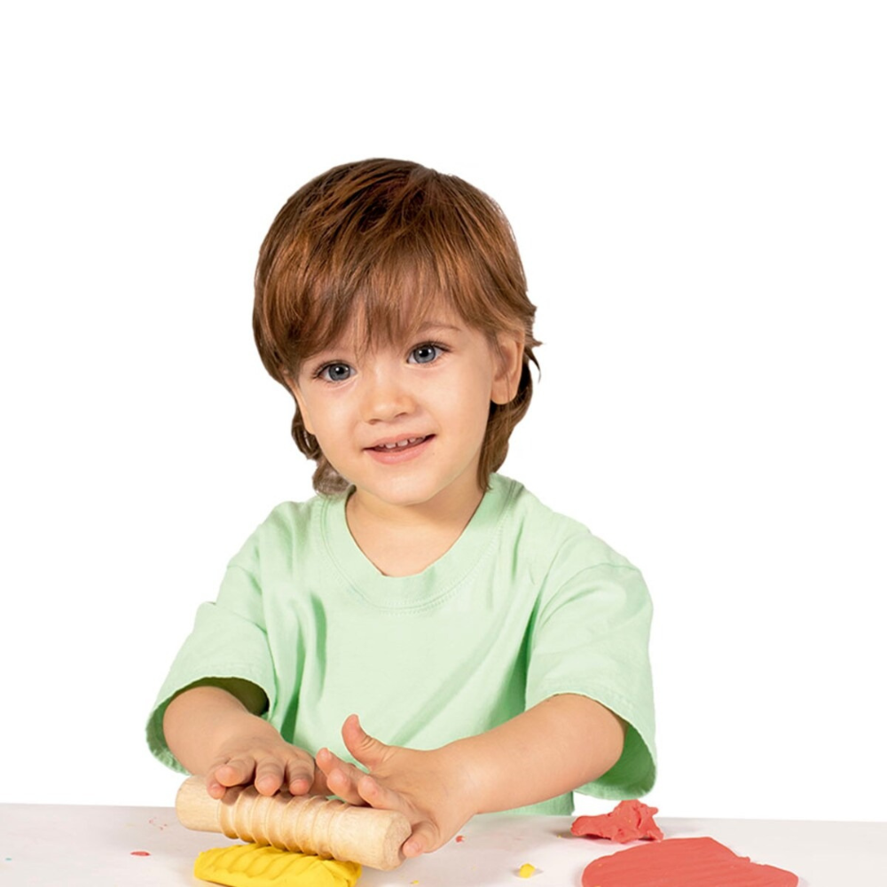 Enfant manipulant de la pâte à modeler avec un rouleau sensoriel en bois