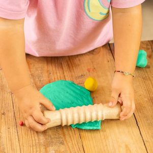 Gros plan sur les reliefs variés des rouleaux sensoriels en bois JOVI