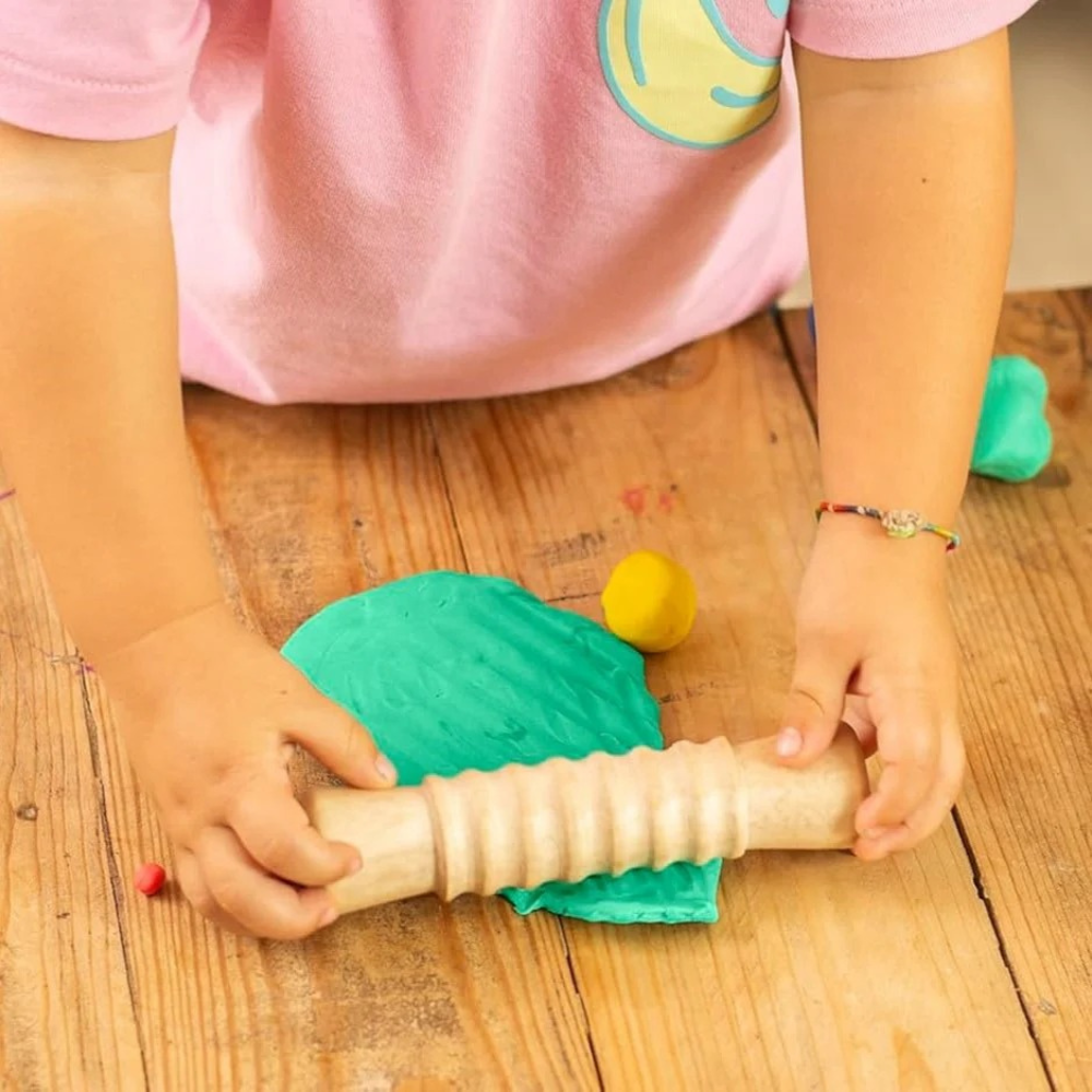 Gros plan sur les reliefs variés des rouleaux sensoriels en bois JOVI