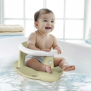 Bébé assis en sécurité dans son anneau de bain Dolu vert