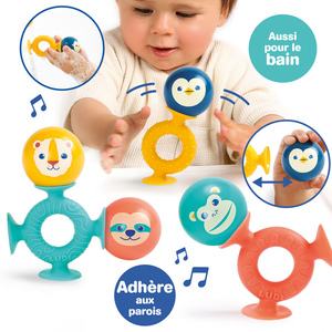 Bébé manipulant les balles sonores sur les ventouses du Smack Pop