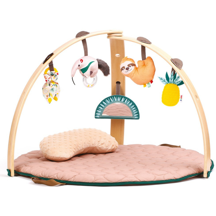 Bébé utilisant le coussin ventral sur le tapis d'éveil Montessori
