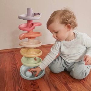 Enfant jouant avec le toboggan à balles Montessori écologique Quercetti