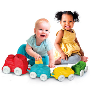 Bébé manipulant les wagons détachables du train sensoriel lavable