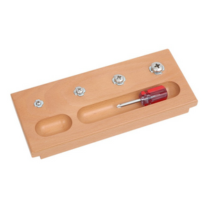Gros plan sur les vis et le tournevis cruciforme du jeu Montessori