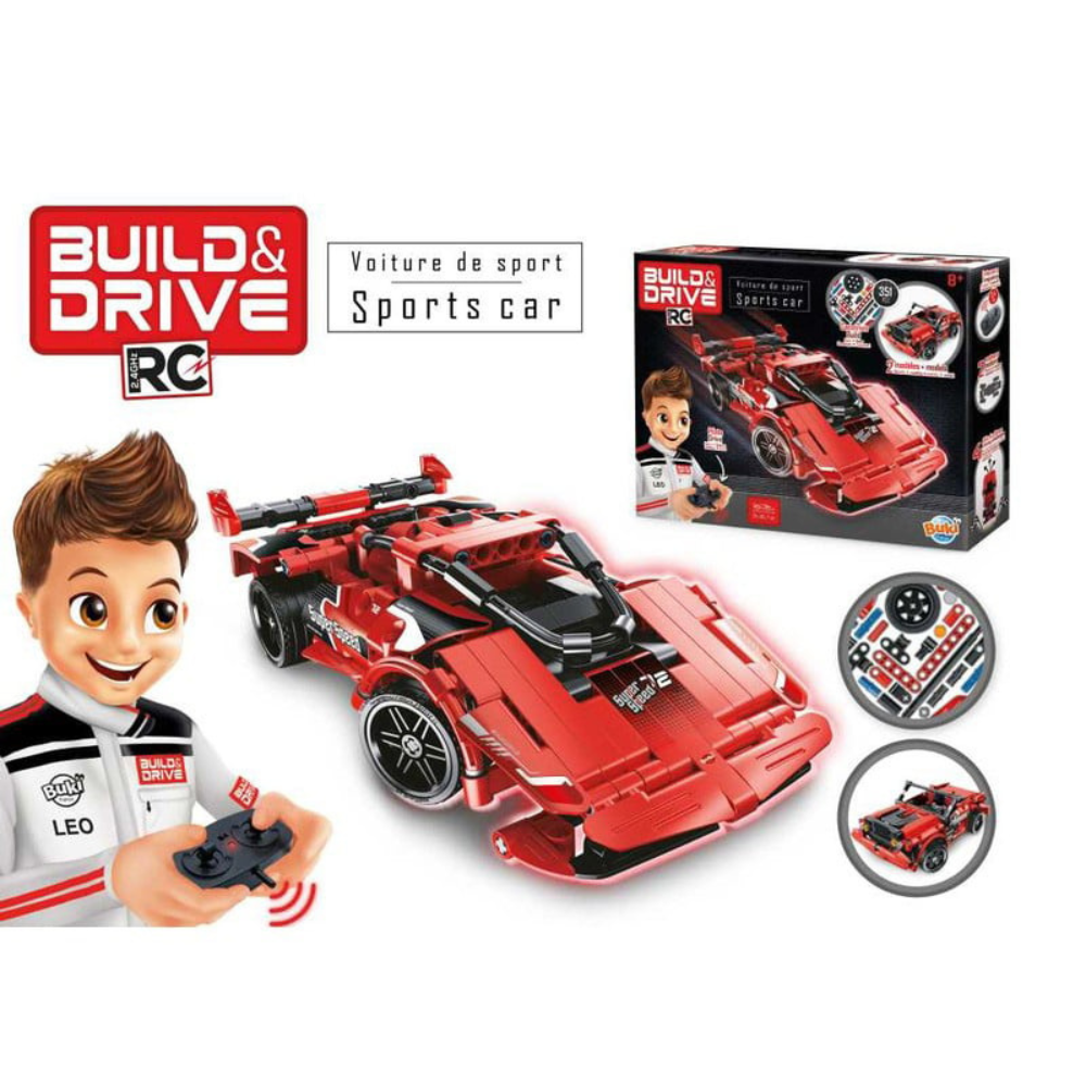 Enfant concentré assemblant la voiture de course télécommandée Buki