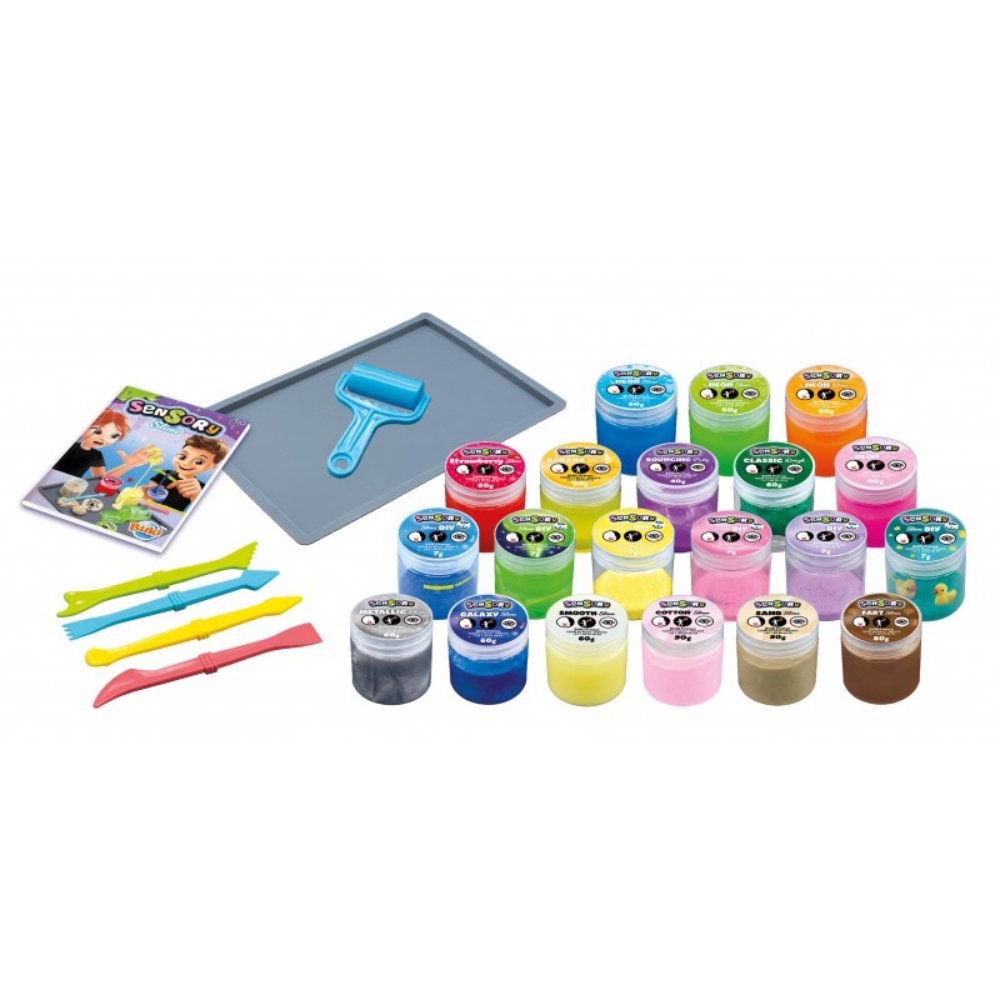Enfant jouant avec du slime sur un tapis en silicone