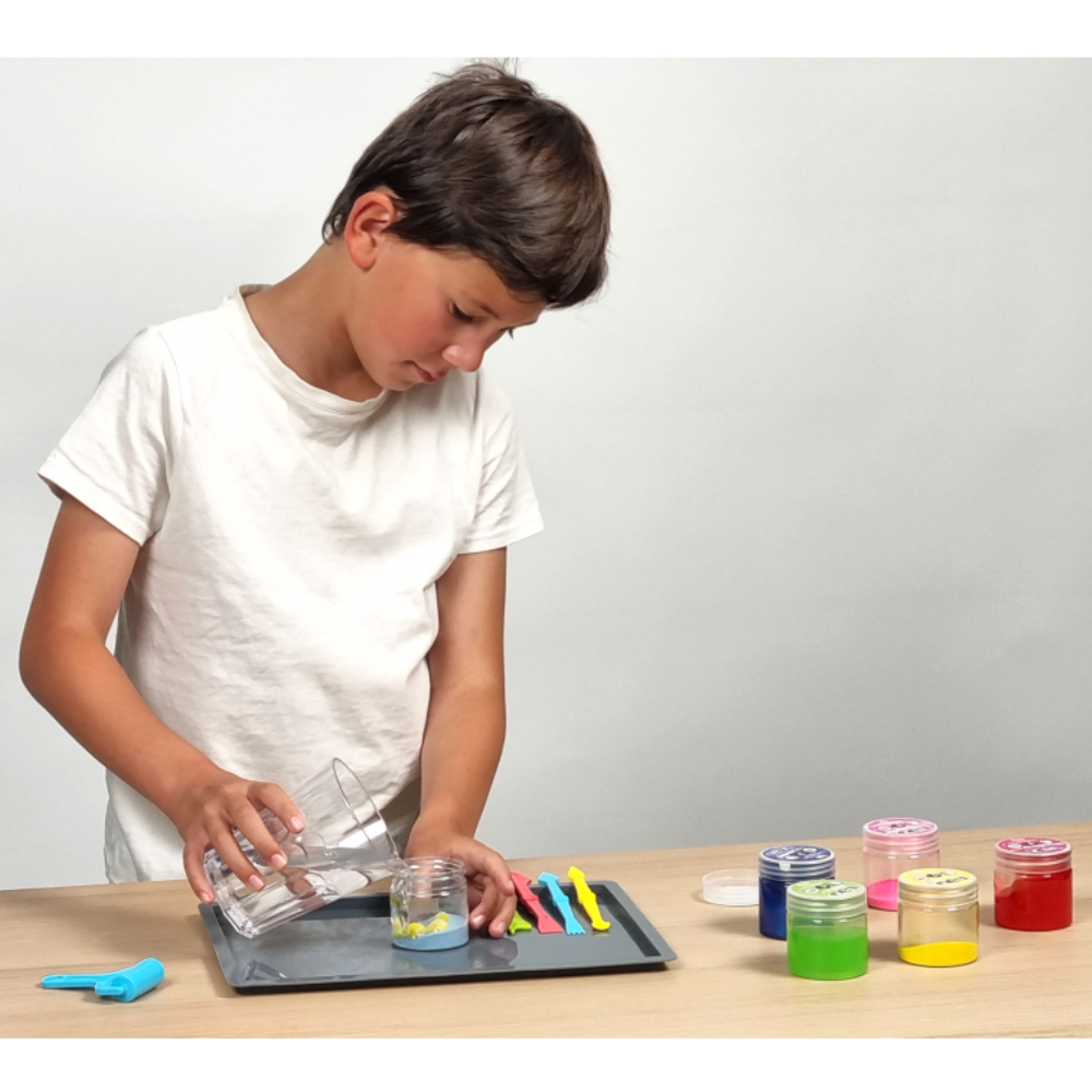 Outils pour modeler le slime inclus dans le kit