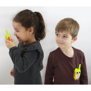 Gros plan sur le bouton et la LED d'un talkie walkie junior