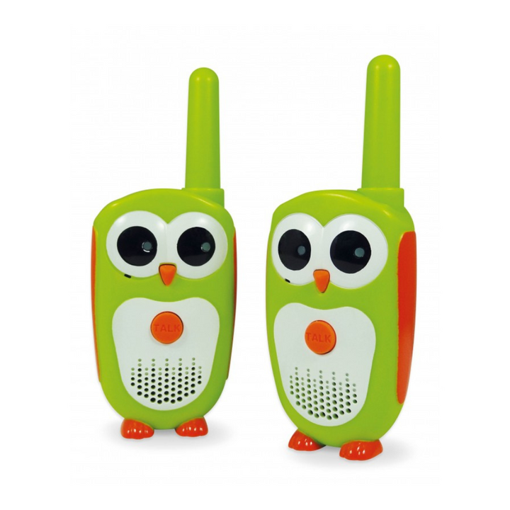 Enfants jouant avec des talkies-walkies Buki dans un jardin