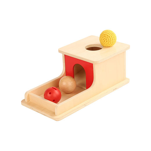 Gros plan sur les trois boules de différentes textures : bois, plastique, tressé