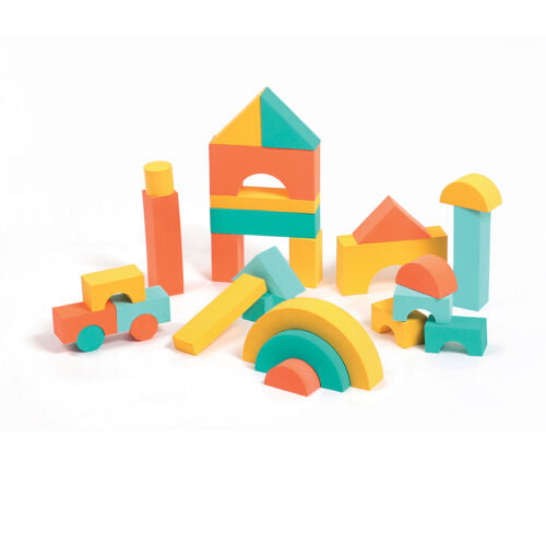 Enfant jouant avec les blocs de construction en mousse colorés Ludi
