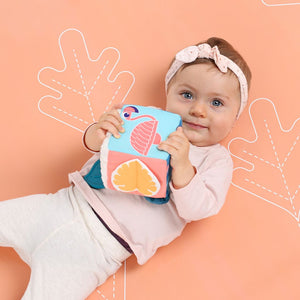 Bébé manipulant le cube d'activité en tissu coloré