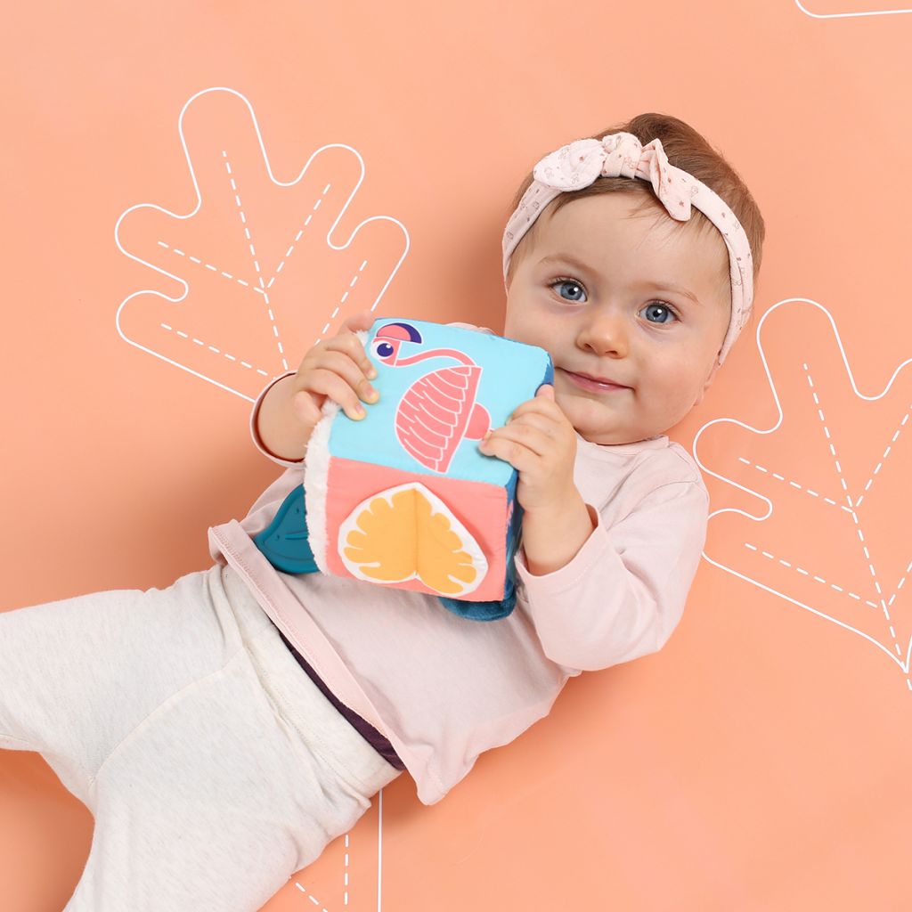 Bébé manipulant le cube d'activité en tissu coloré