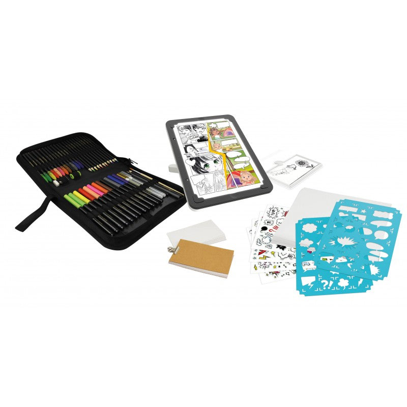 Gros plan sur les accessoires inclus : feutres, crayons, pochoirs et stickers
