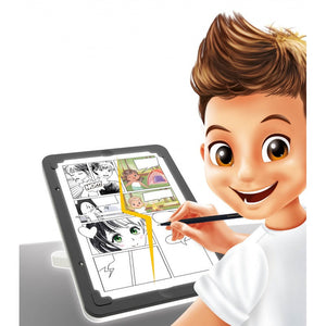 Enfant utilisant la tablette lumineuse pour dessiner un flipbook