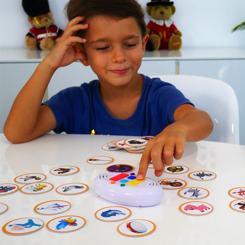 Enfant jouant au Loto des Sons, associant un jeton à un son
