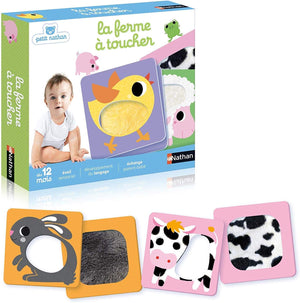 Enfant manipulant les cartes animaux de la ferme Nathan Montessori