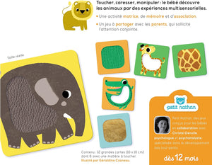 Enfant manipulant une carte tactile avec texture douce