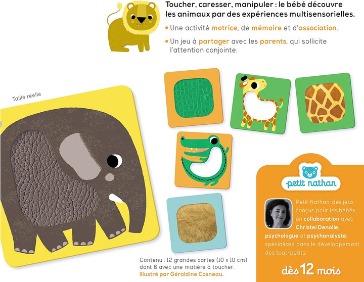 Enfant manipulant une carte tactile avec texture douce