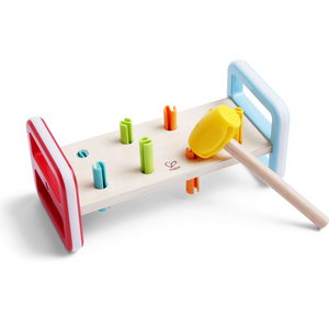 Enfant jouant avec le jeu du marteau Hape pour développer sa motricité fine