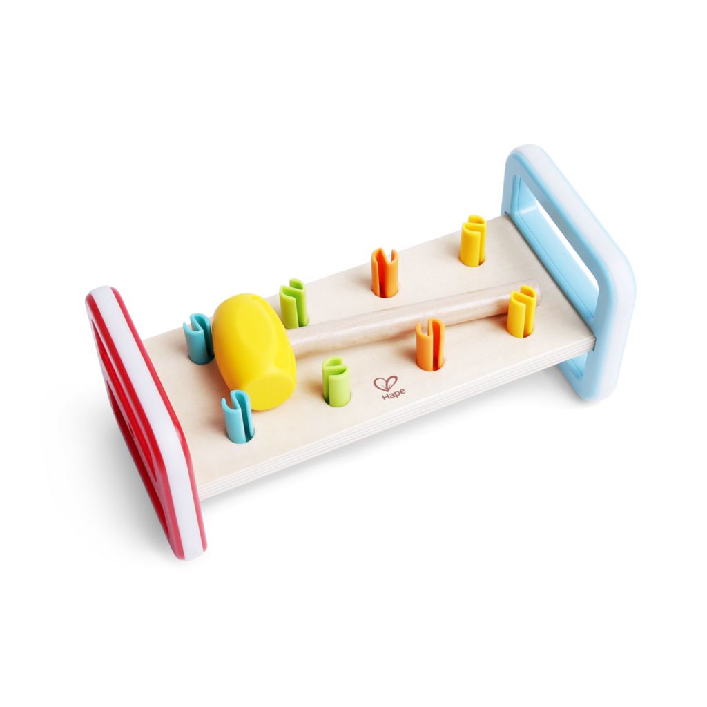 Détail des chevilles colorées et du maillet ergonomique du banc à marteler Hape