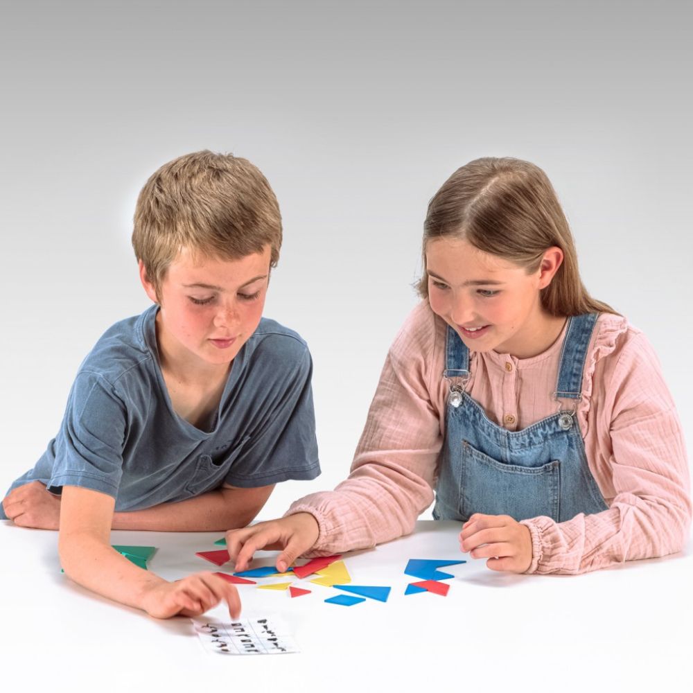 Enfant manipulant des pièces de tangram pour former une figure