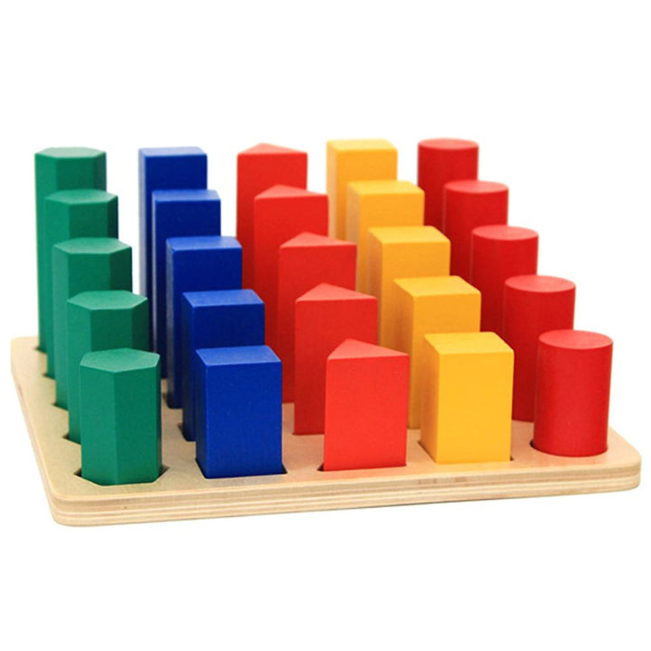 Plateau en bois avec formes géométriques à encastrer pour enfants