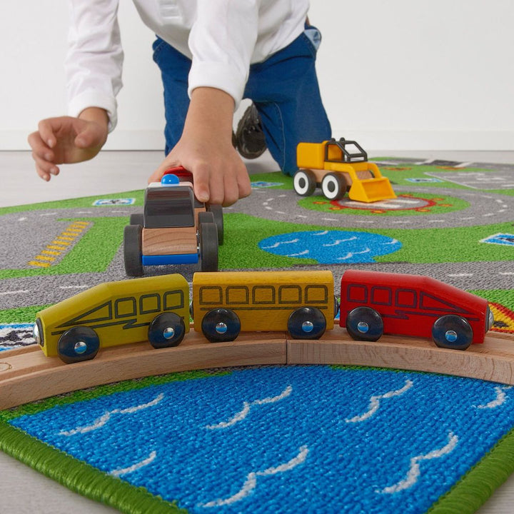 Plan détaillé du tapis montrant les routes et les panneaux de signalisation