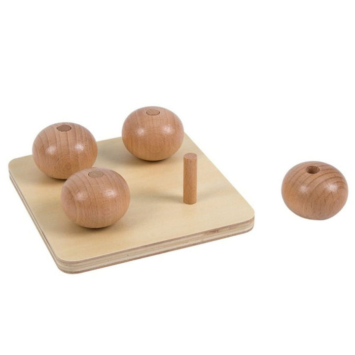 Vue d'ensemble du jeu d'encastrement avec 4 ellipsoïdes en bois sur tige verticale