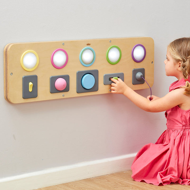 Tableau d'activité mural en bois Switch and Press avec boutons et lumières interactives