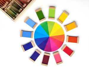 Tablettes de couleurs Montessori N°3 en action: tri de nuances