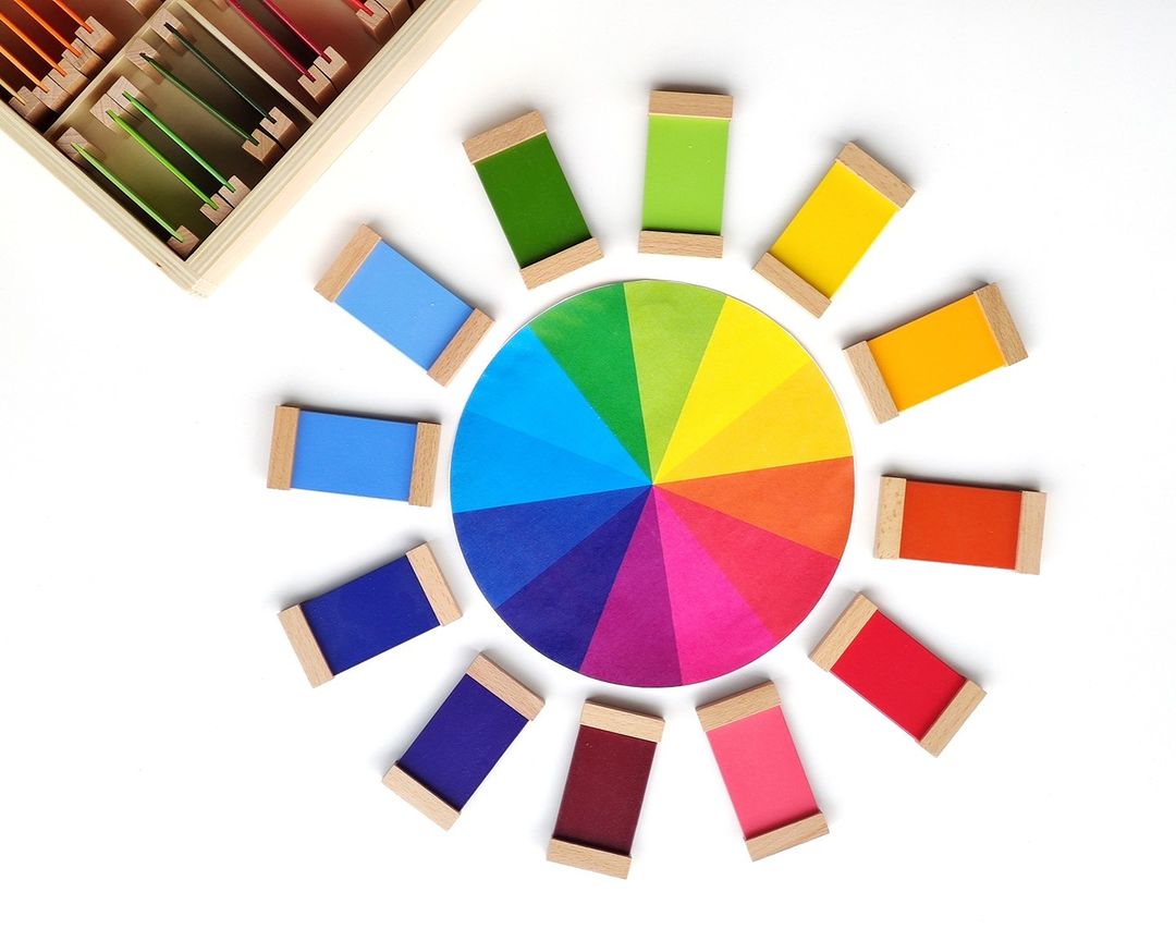 Tablettes de couleurs Montessori N°3 en action: tri de nuances