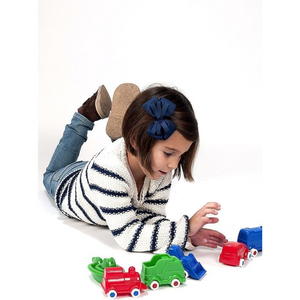 Enfant jouant avec les véhicules Minimobil Miniland inspiration Montessori
