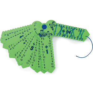 Enfant souriant jouant avec des cartes d'addition Wrap-ups