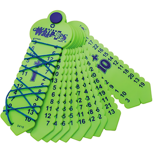 Enfant concentré sur la résolution d'une addition avec le jeu Wrap-ups