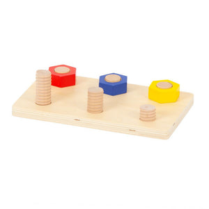 Planche en bois avec trois tiges et écrous colorés pour apprendre à visser et dévisser