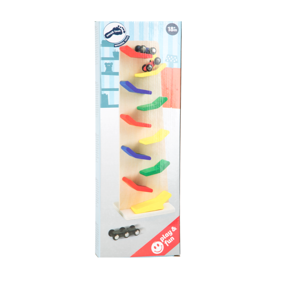 Enfant jouant avec la tour de motricité en bois Small Foot