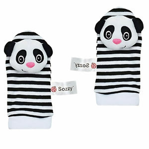 Détail textile doux et hochet intégré chaussette bébé