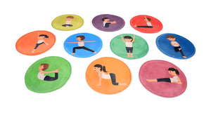 Enfants pratiquant le yoga sur dalles Montessori colorées